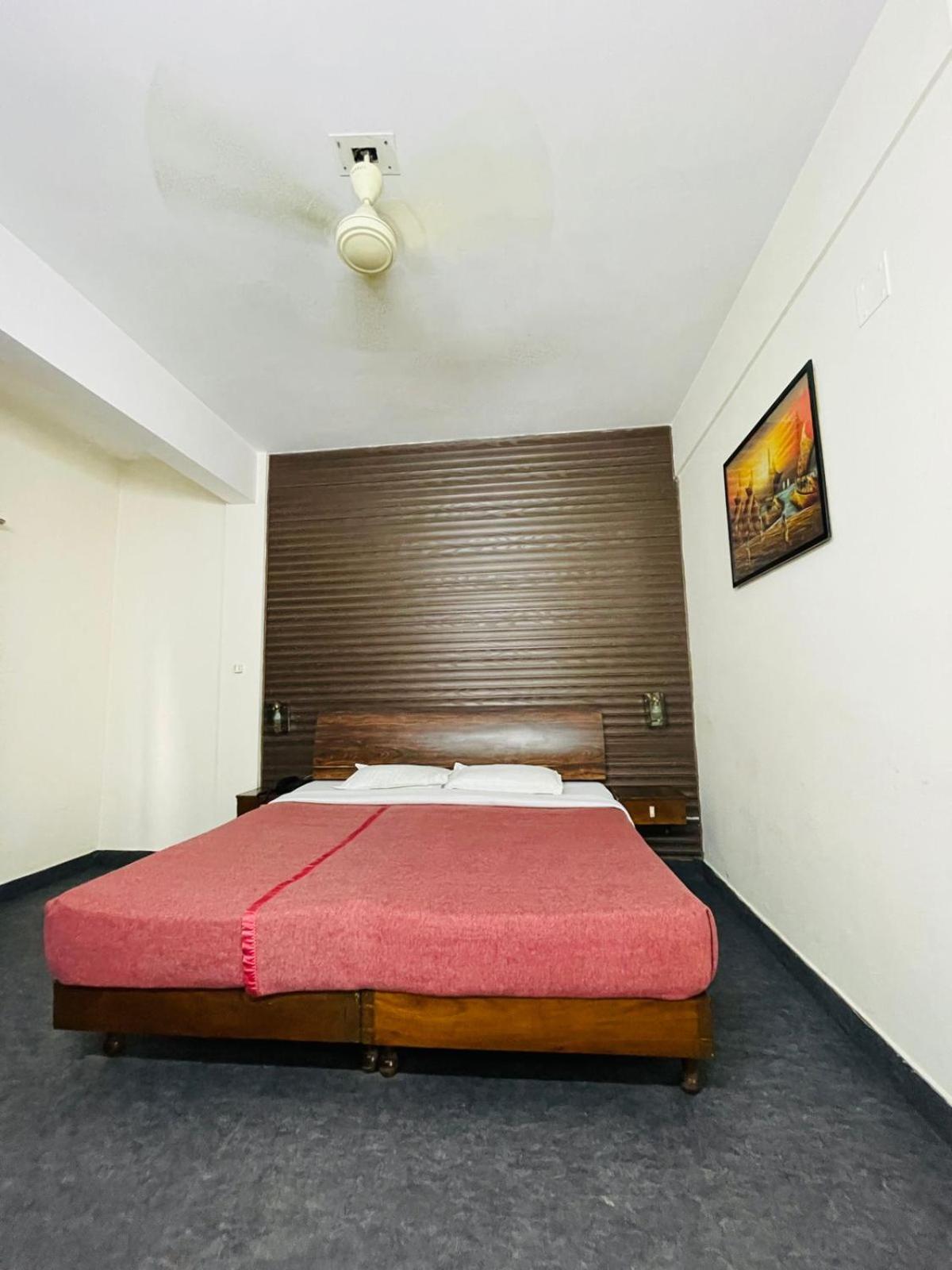 Gautam Hotel Varanasi Exterior foto